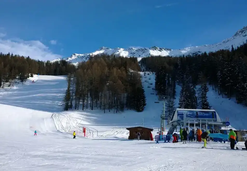Sainte Foy Ski Resort - Small ski resort with tree-lined slopes