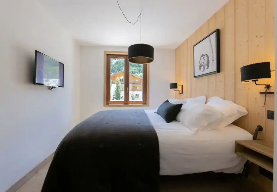 Cristal Lodge, Serre Chevalier (self catered apartments) - Typical double bedroom style